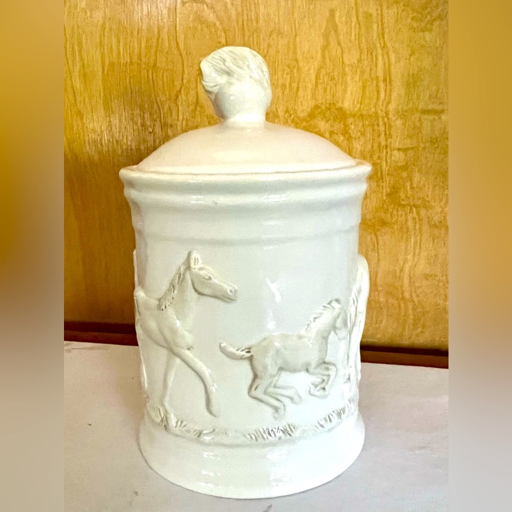 Vintage Horses Mares and Foals Equine Elegance Treats Ceramic Cookie Jar EUC🐴🐎